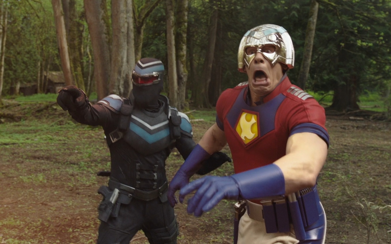 Freddie Stroma e John Cena em cena de Pacificador