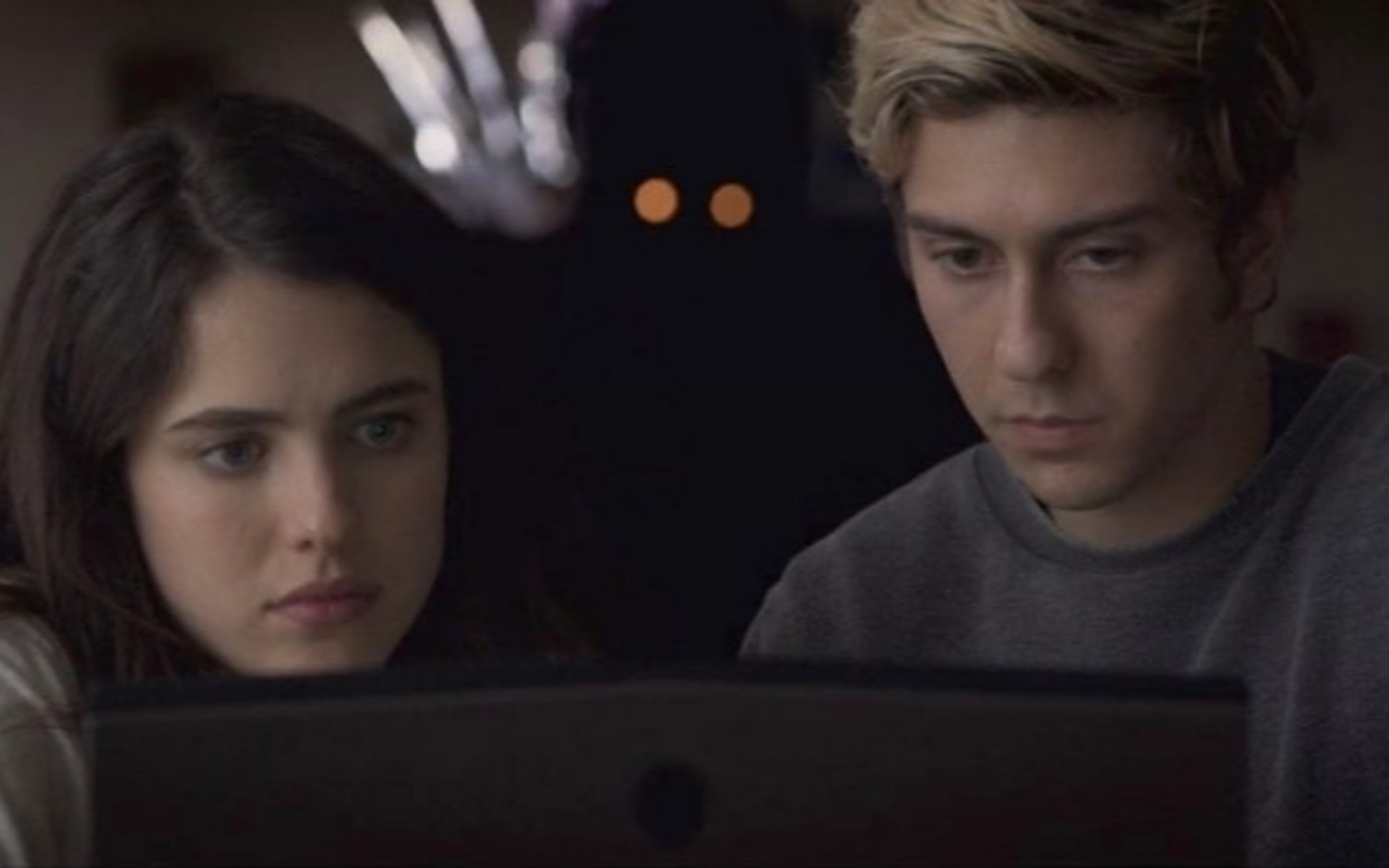 Margaret Qualley e Nat Wolff em cena de Death Note, da Netflix
