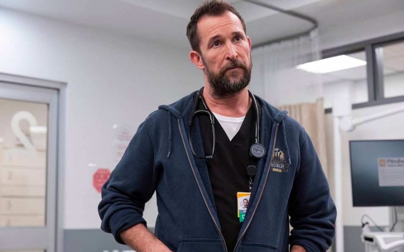 Noah Wyle em cena de The Pitt