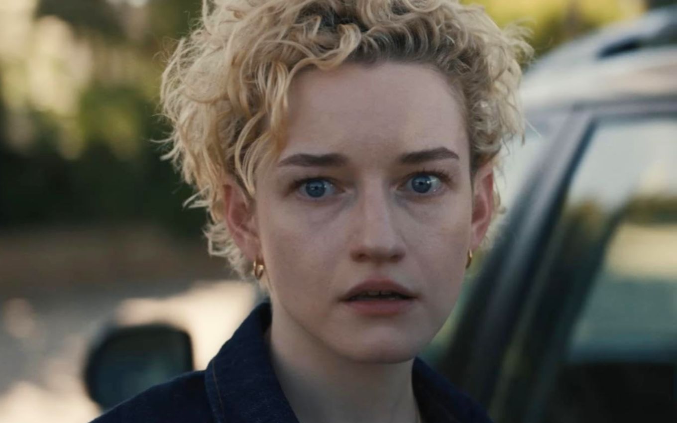 Julia Garner em A Hora do Mal (2025), filme de terror em cartaz nos cinemas