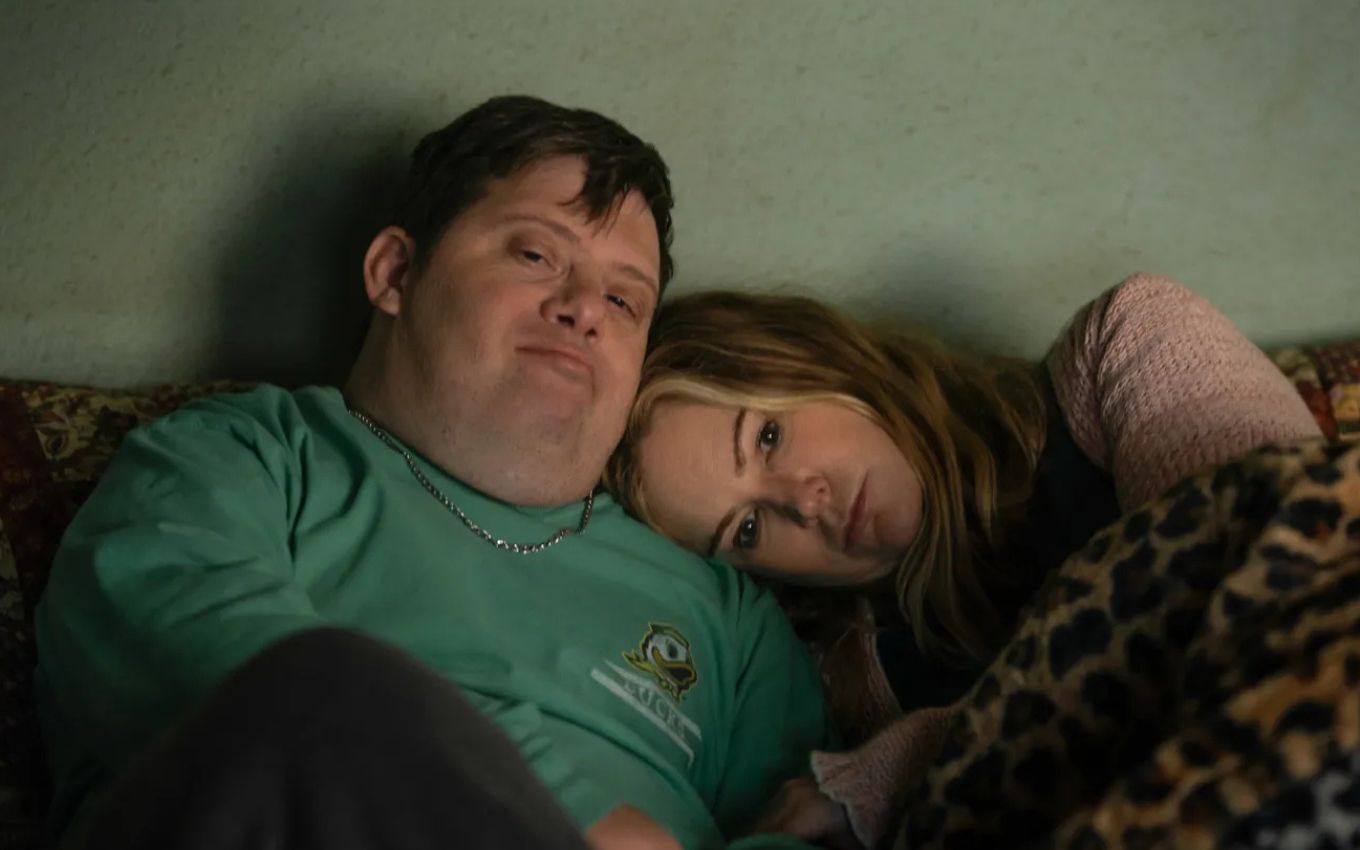 Zack Gottsagen é Kenny e Jennifer Jason Leigh é Doreen no filme A Noite Sempre Chega