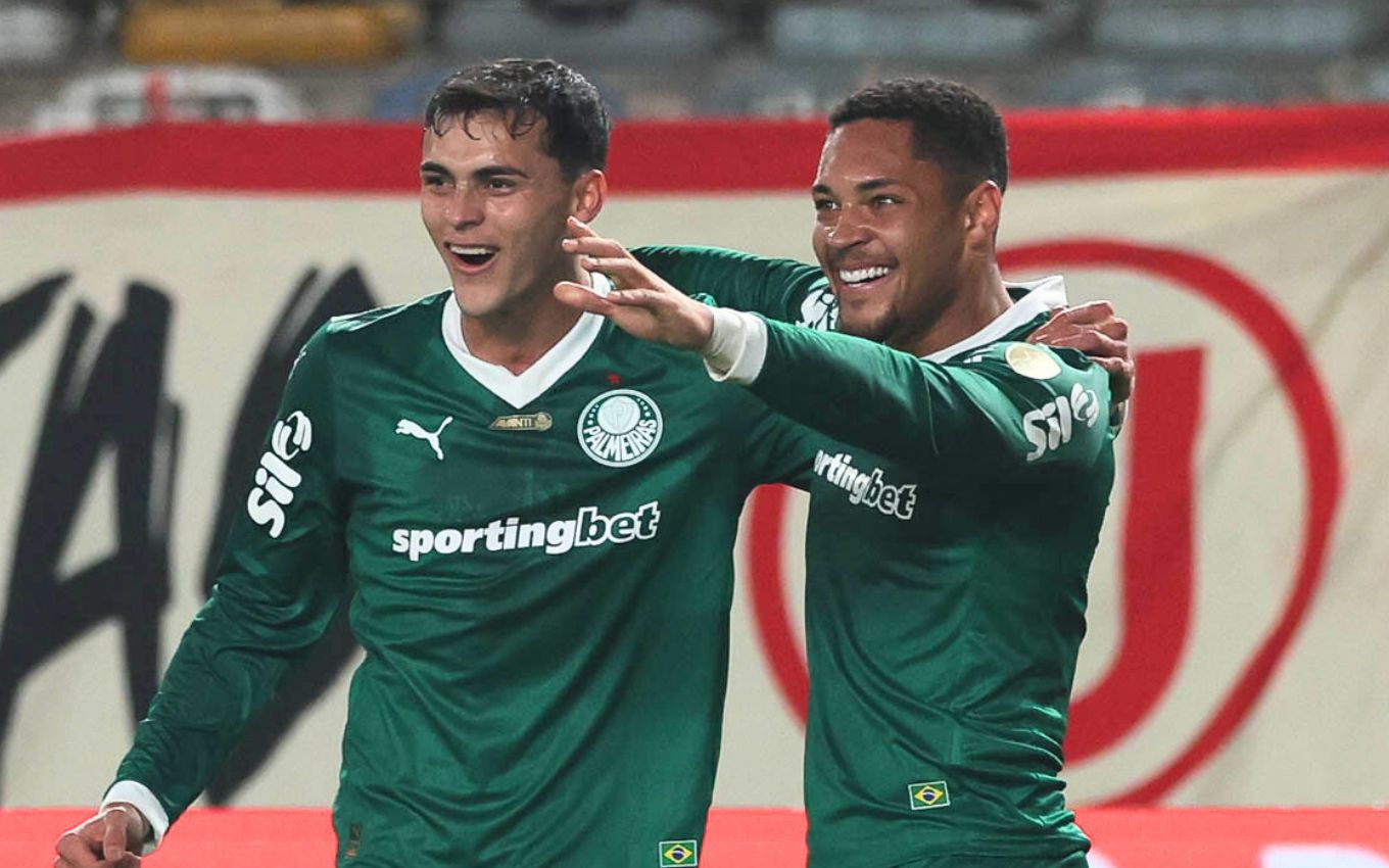 Ramón Sosa e Vitor Roque, do Palmeiras, que enfrenta o Botafogo ao vivo hoje