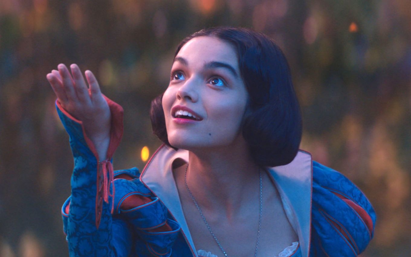 Rachel Zegler no polêmico live-action Branca de Neve, disponível para assistir no Disney+
