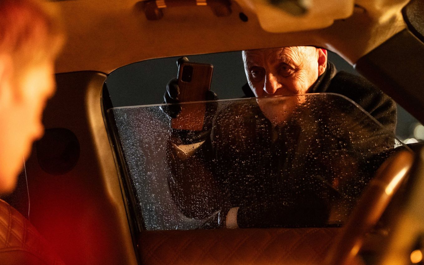 Anthony Hopkins é William em Confinado, filme de suspense da Amazon