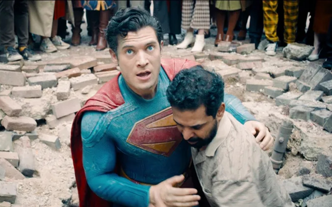David Corenswet e Dinesh Thyagarajan em cena de Superman