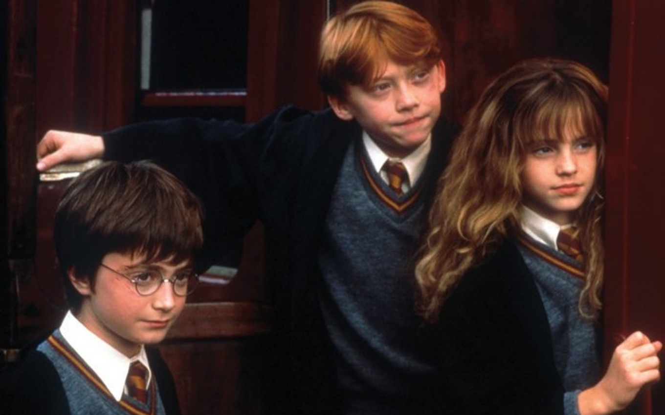 Daniel Radcliffe, Rupert Grint e Emma Watson em Harry Potter e a Pedra Filosofal