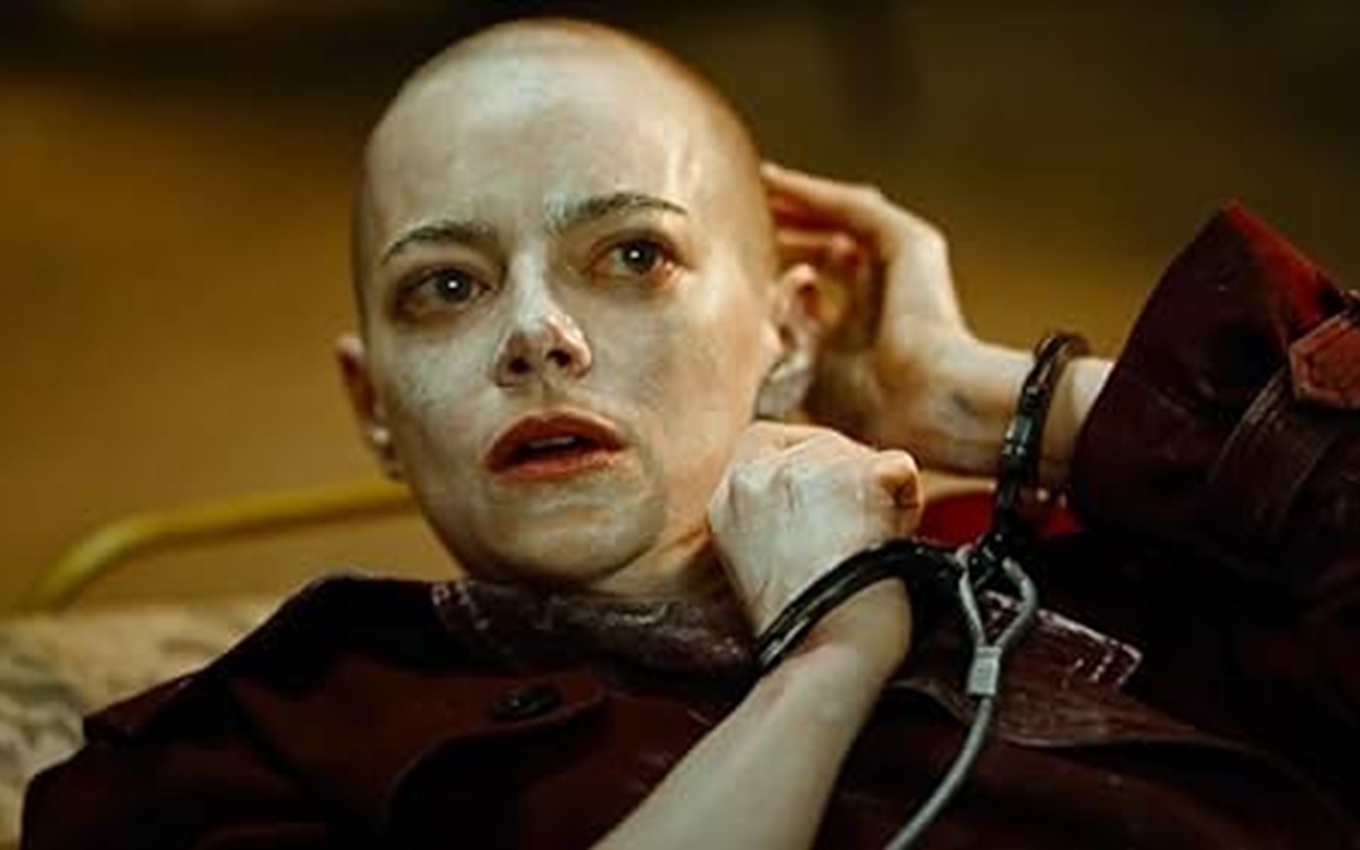 Emma Stone em cena de Bugonia, um dos favoritos para o Oscar 2026