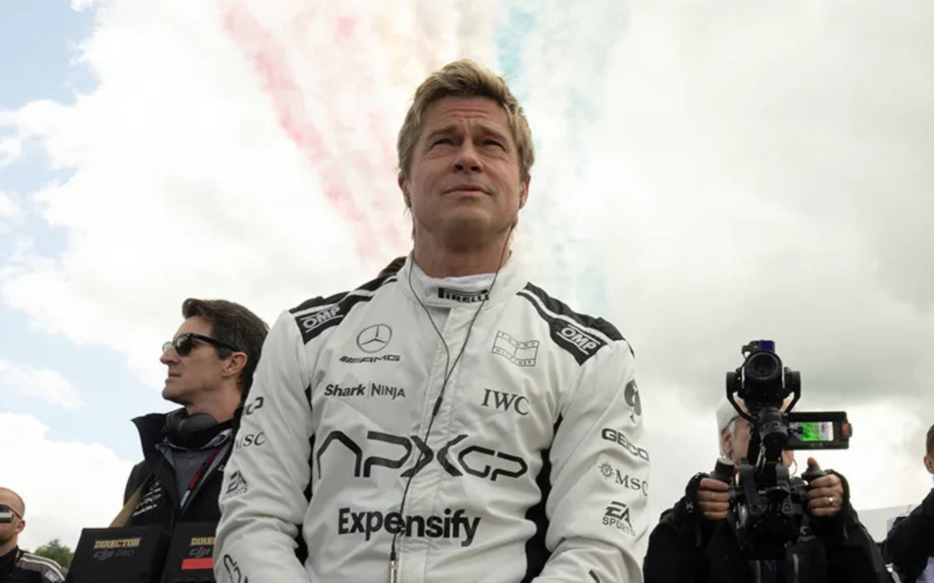 Brad Pitt em F1: O Filme, que estreia para assistir online após sucesso no cinema