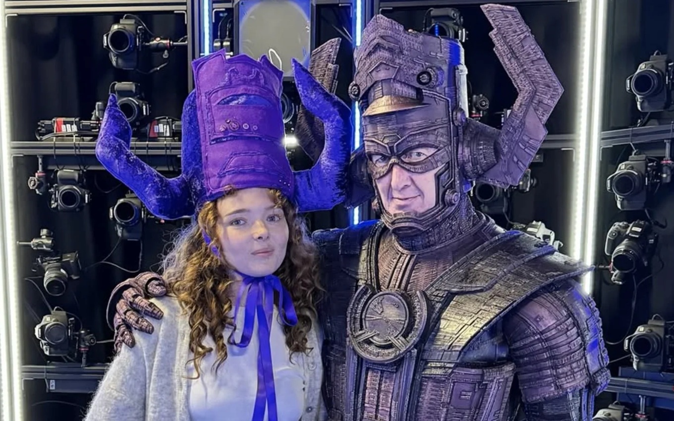 Ralph Ineson e sua filha com o figurino de Galactus, da Marvel