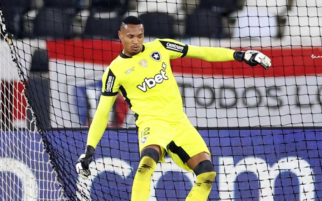 John, goleiro do Botafogo, que enfrenta a LDU em jogo ao vivo da Libertadores