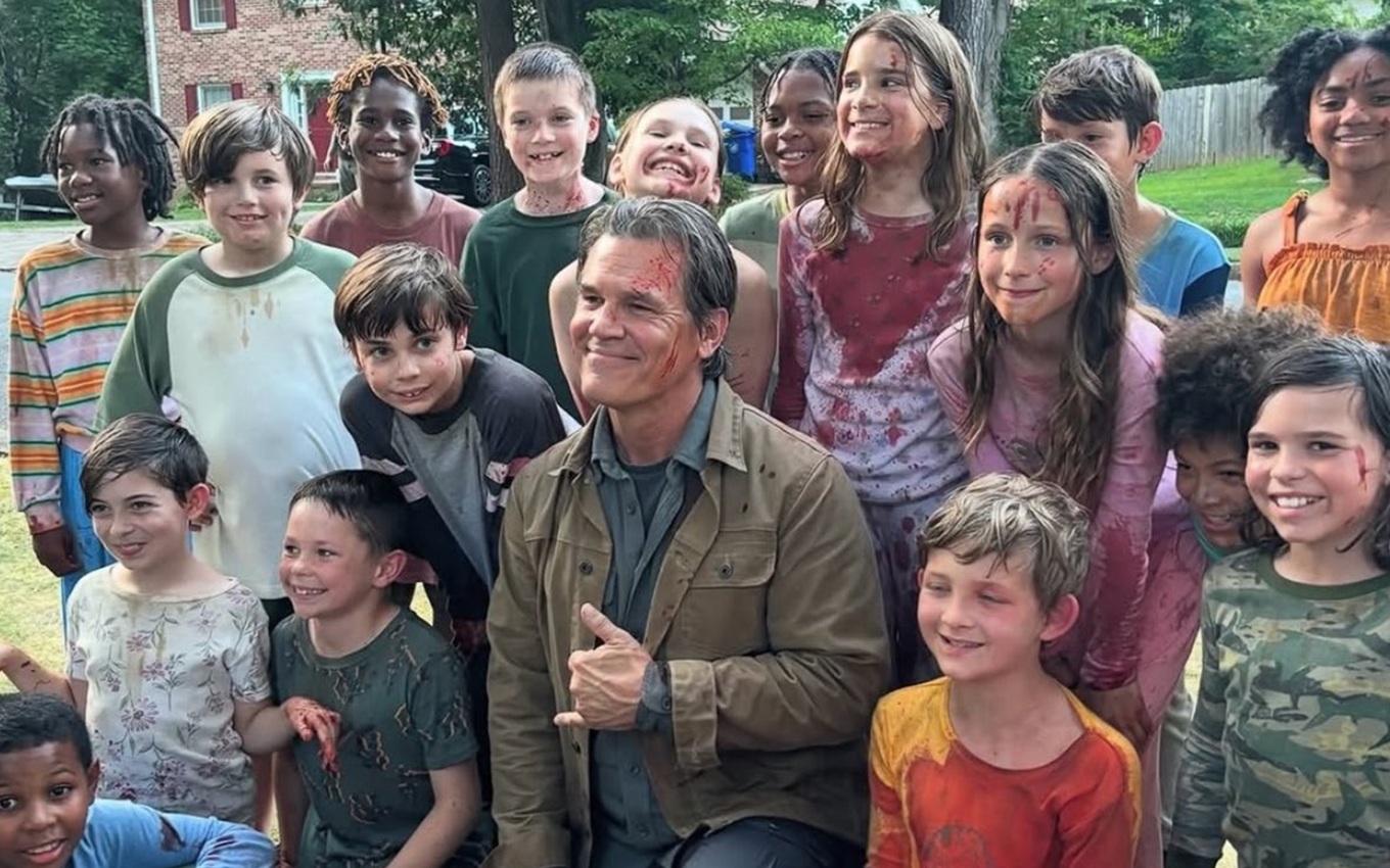 Josh Brolin e as crianças de A Hora do Mal nos bastidores