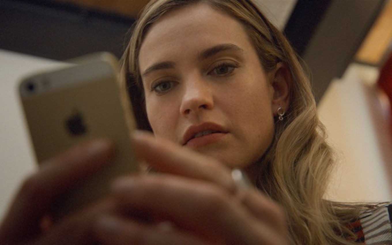 Lily James como a criadora do Tinder em cena de Swiped