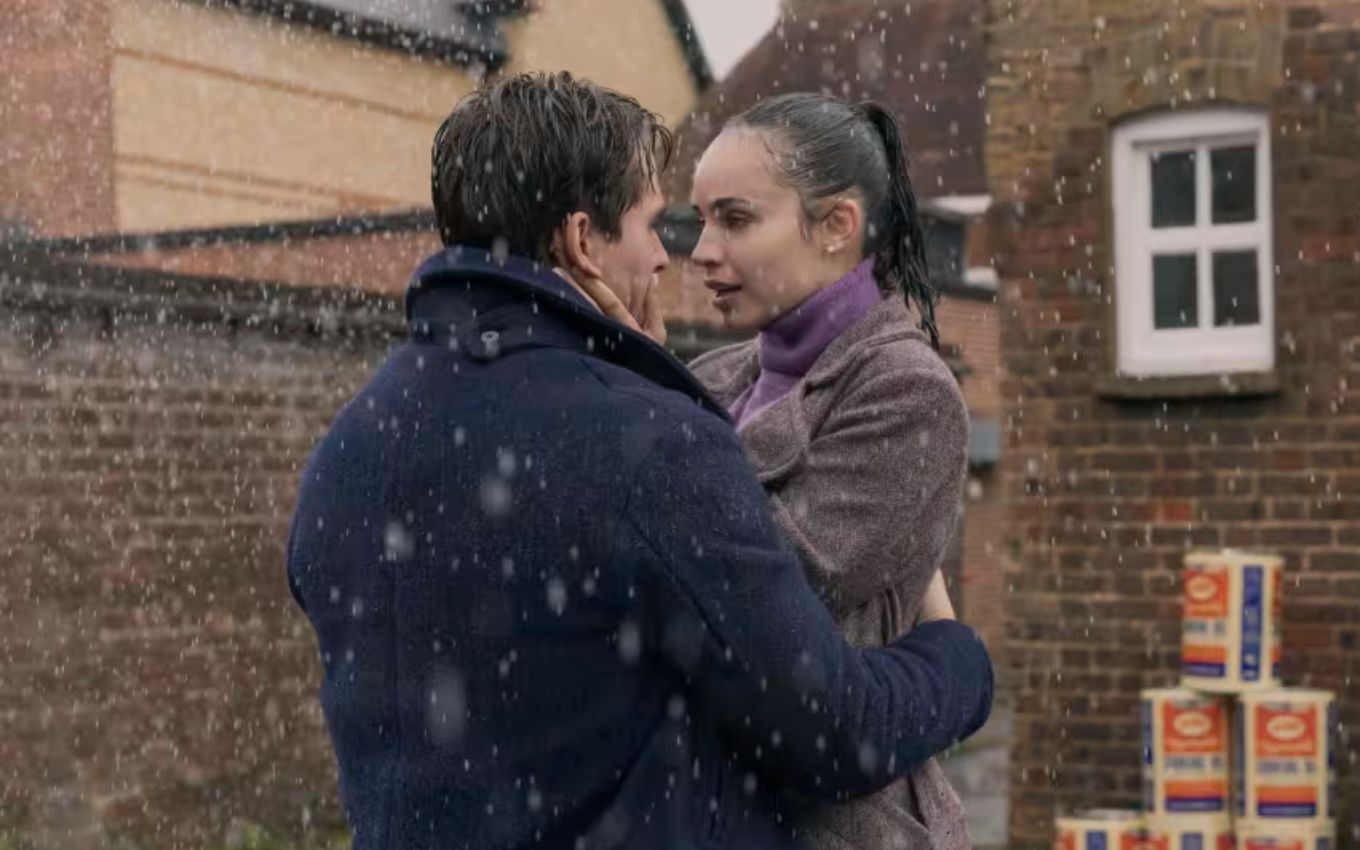 Jamie (Corey Mylchreest) e Anna (Sofia Carson) se apaixonam antes do final triste de Meu Ano em Oxford