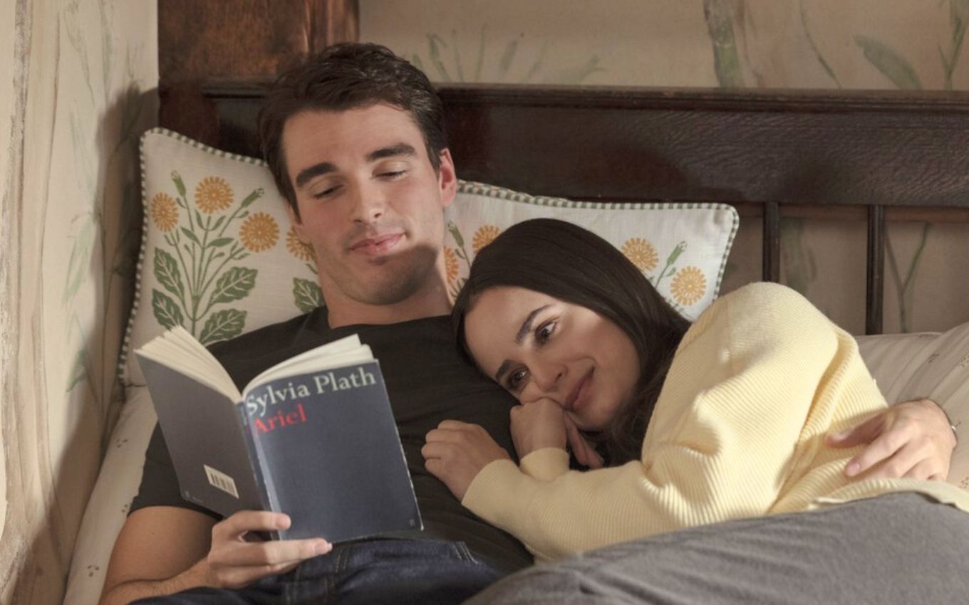Jamie (Corey Mylchreest) e Anna (Sofia Carson) em Meu Ano em Oxford, filme da Netflix baseado em livro