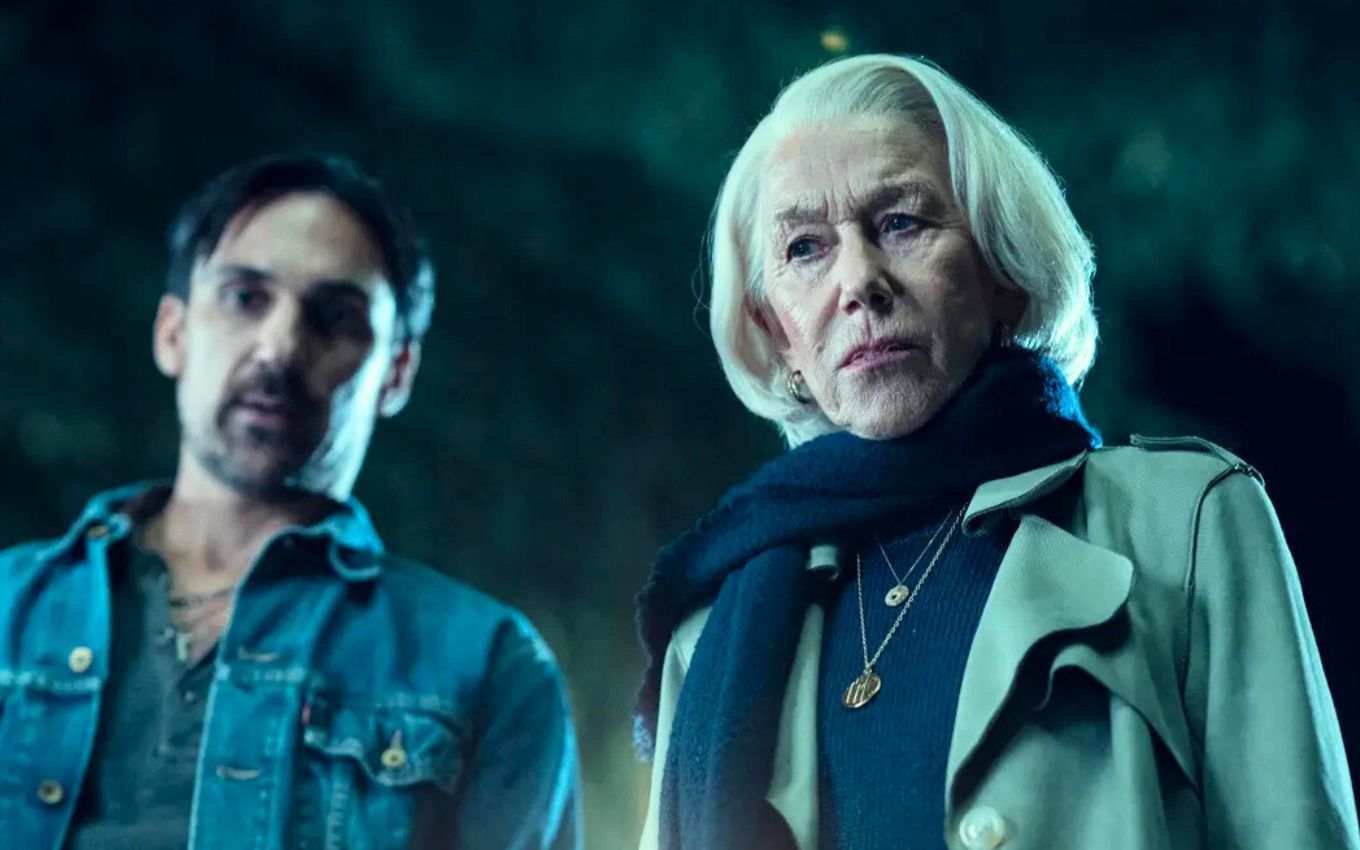 Elizabeth (Helen Mirren) e Bogdan (Henry Lloyd-Hughes) em O Clube do Crime das Quintas-Feiras, na Netflix
