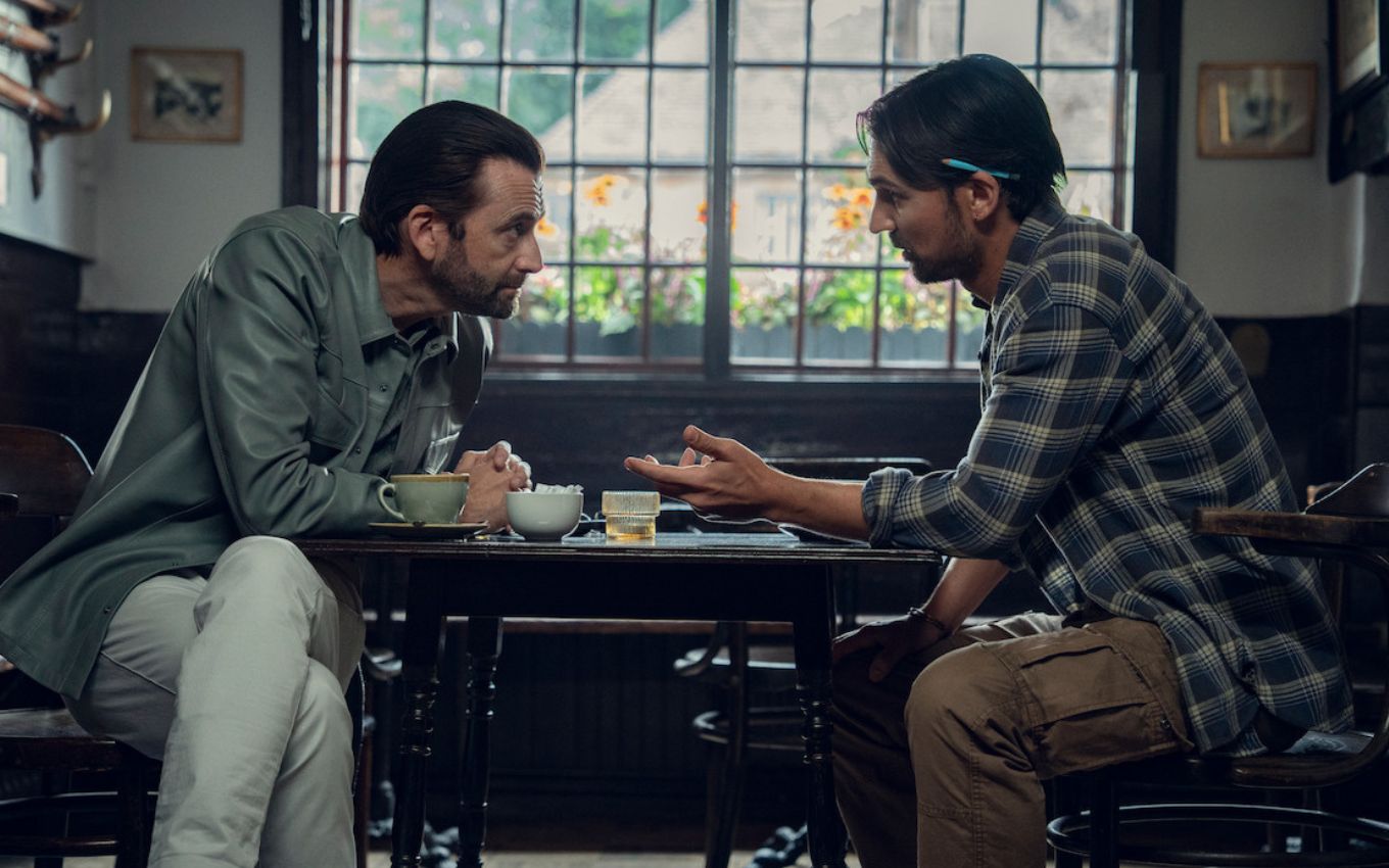 Ian Ventham (David Tennant) e Bogdan (Henry Lloyd-Hughes) no filme Netflix