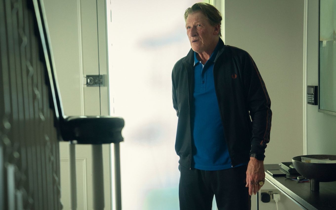 Tony Curran (Geoff Bell) morreu em O Clube do Crime das Quintas-Feiras