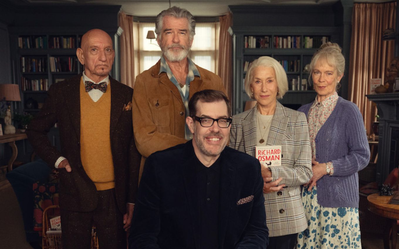 Sir Ben Kingsley como Ibrahim Arif, Pierce Brosnan como Ron Ritchie, o autor Richard Osman, Helen Mirren como Elizabeth Best, Celia Imrie como Joyce Meadowcroft e o autor do livro O Clube do Crime