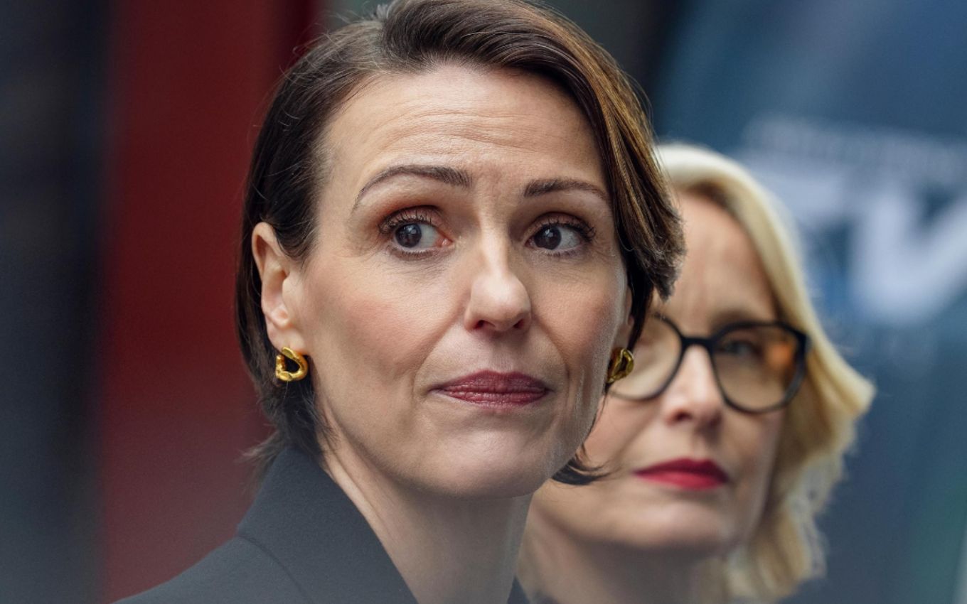 Suranne Jones como Abigail e Julie Delpy em Refém, série da Netflix