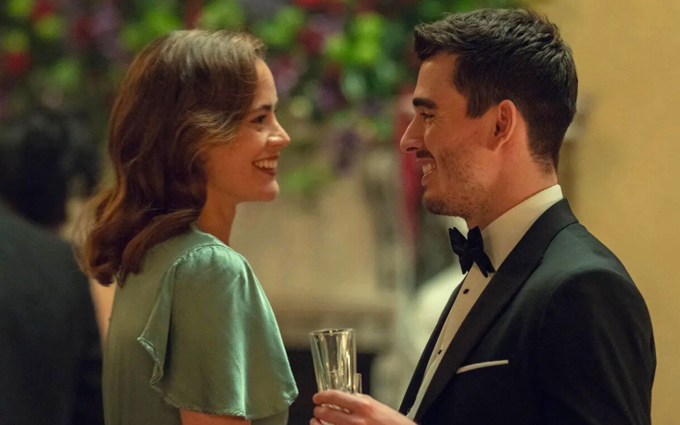 Sophie Robertson como Saskia e Corey Mylchreest como Matheo em Refém