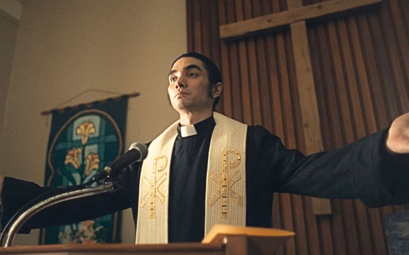 Nicco Del Rio em O Macaco, filme de terror que está disponível para assistir no Prime Video