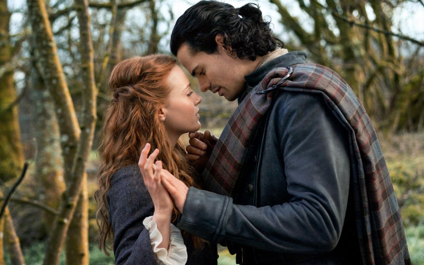 Jamie Roy e Harriet Slater em Outlander: Blood of My Blood, série para assistir no Disney+