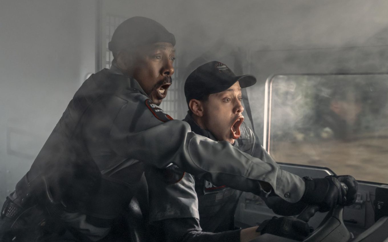 Eddie Murphy e Pete Davidson em A última Missão, na lista de lançamentos do Prime Video