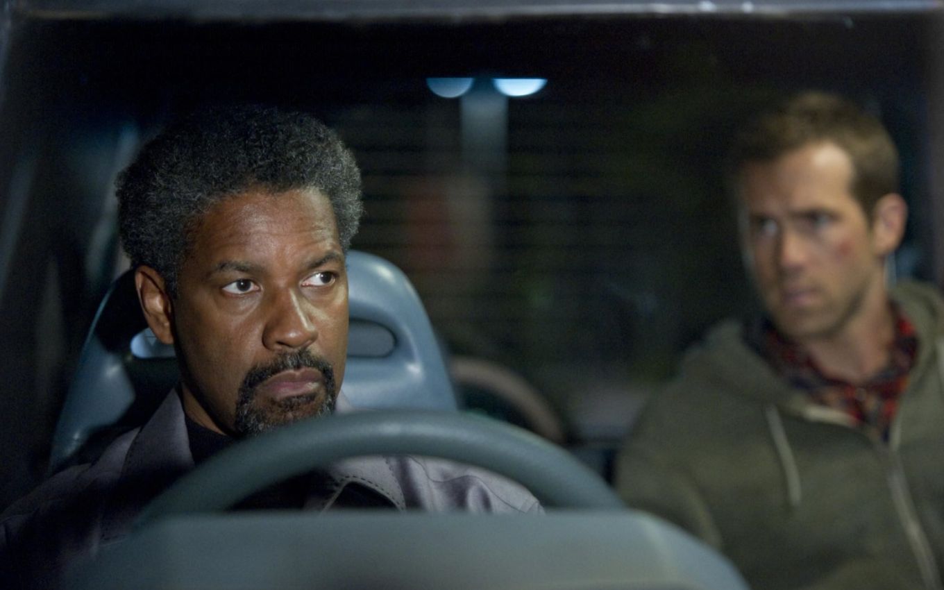 Denzel Washington e Ryan Reynolds em Protegendo o Inimigo, filme que está disponível para assistir na Netflix