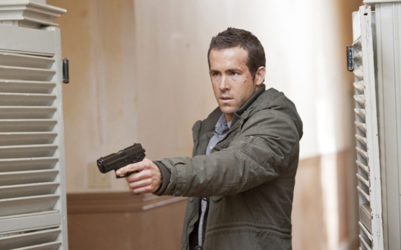 Ryan Reynolds em Protegendo o Inimigo, filme disponível para assistir na Netflix