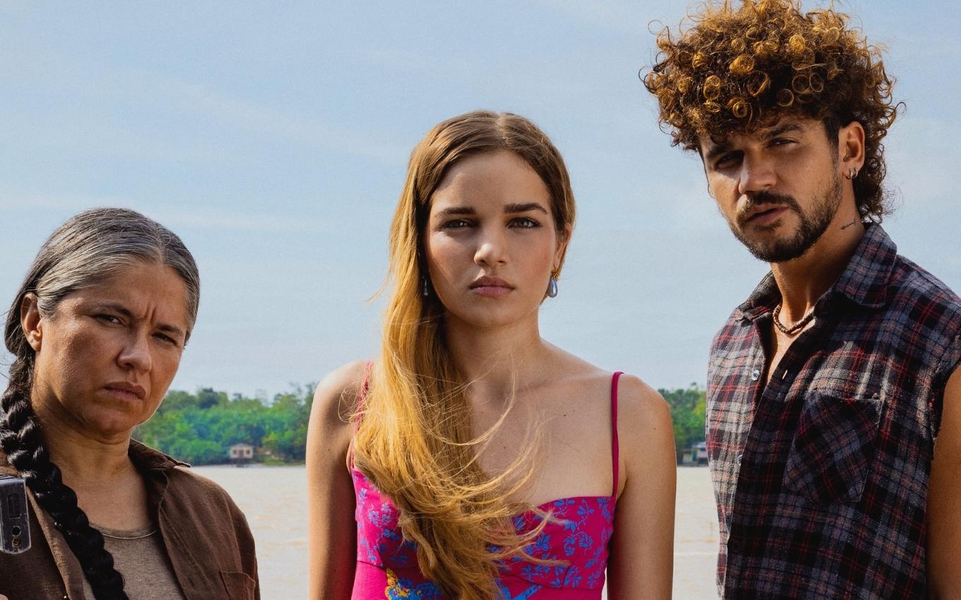 Janalice (ao centro), interpretada por Domithila Cattete, é a protagonista da série nacional Netflix Pssica
