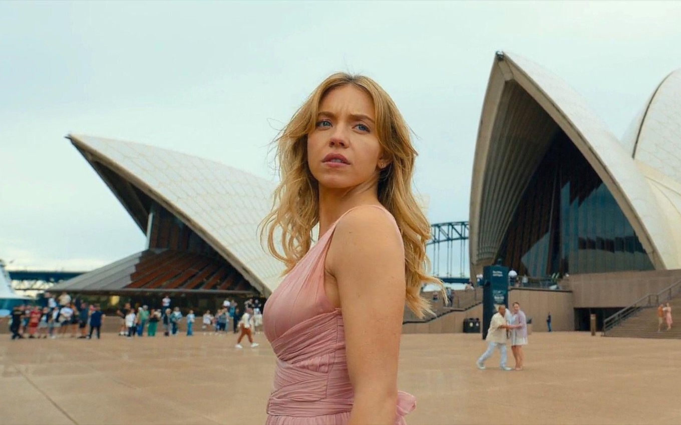 Sydney Sweeney em cena de Todos Menos Você