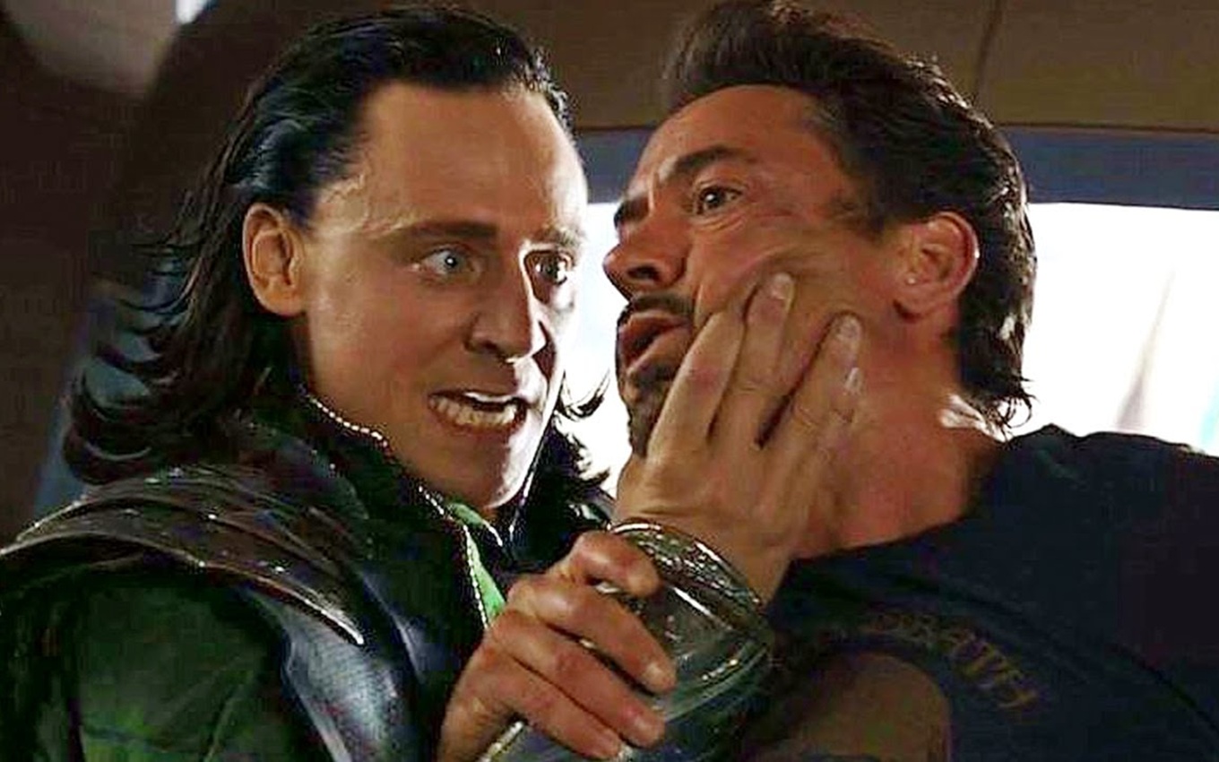 Tom Hiddleston e Robert Downey Jr. em cena de Os Vingadores
