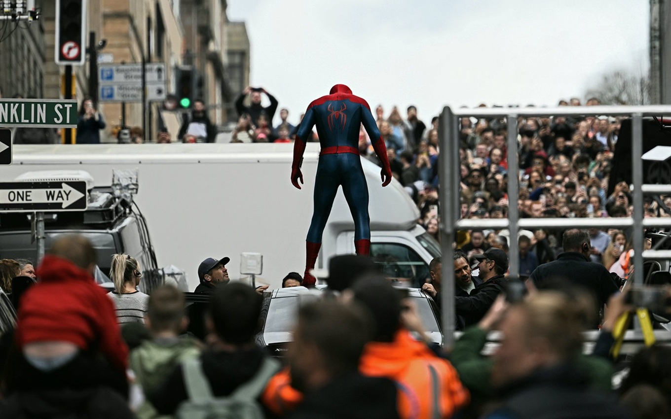 Tom Holland em cena de Homem-Aranha: Um Novo Dia