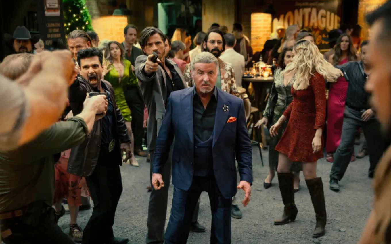 Dwight Manfredi, protagonista interpretado por Sylvester Stallone, em cena da 3ª temporada de Tulsa King