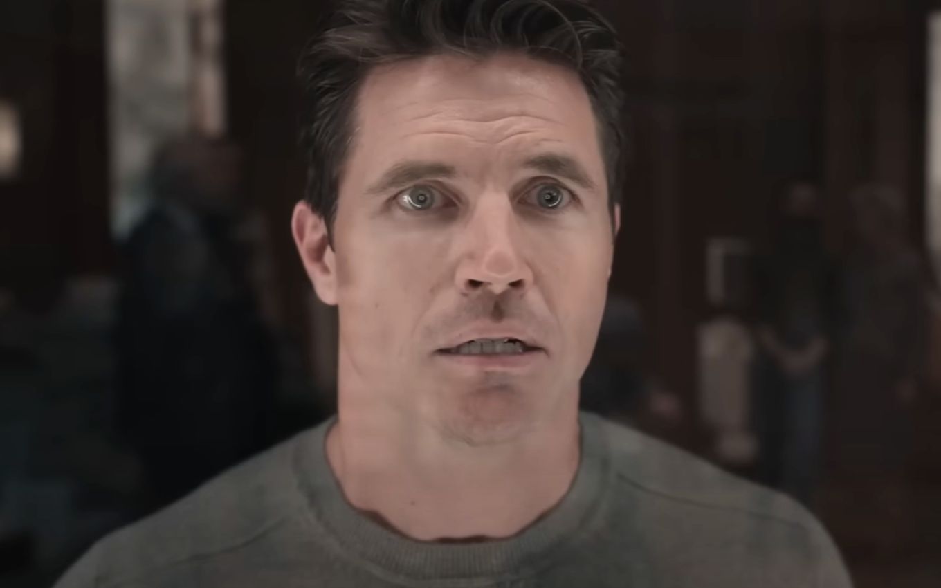 Nathan (Robbie Amell) em cena da quarta e última temporada de Upload, no Prime Video
