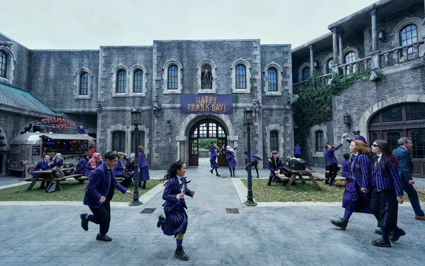 Cena da segunda temporada de Wandinha, filmada pela Netflix na Irlanda