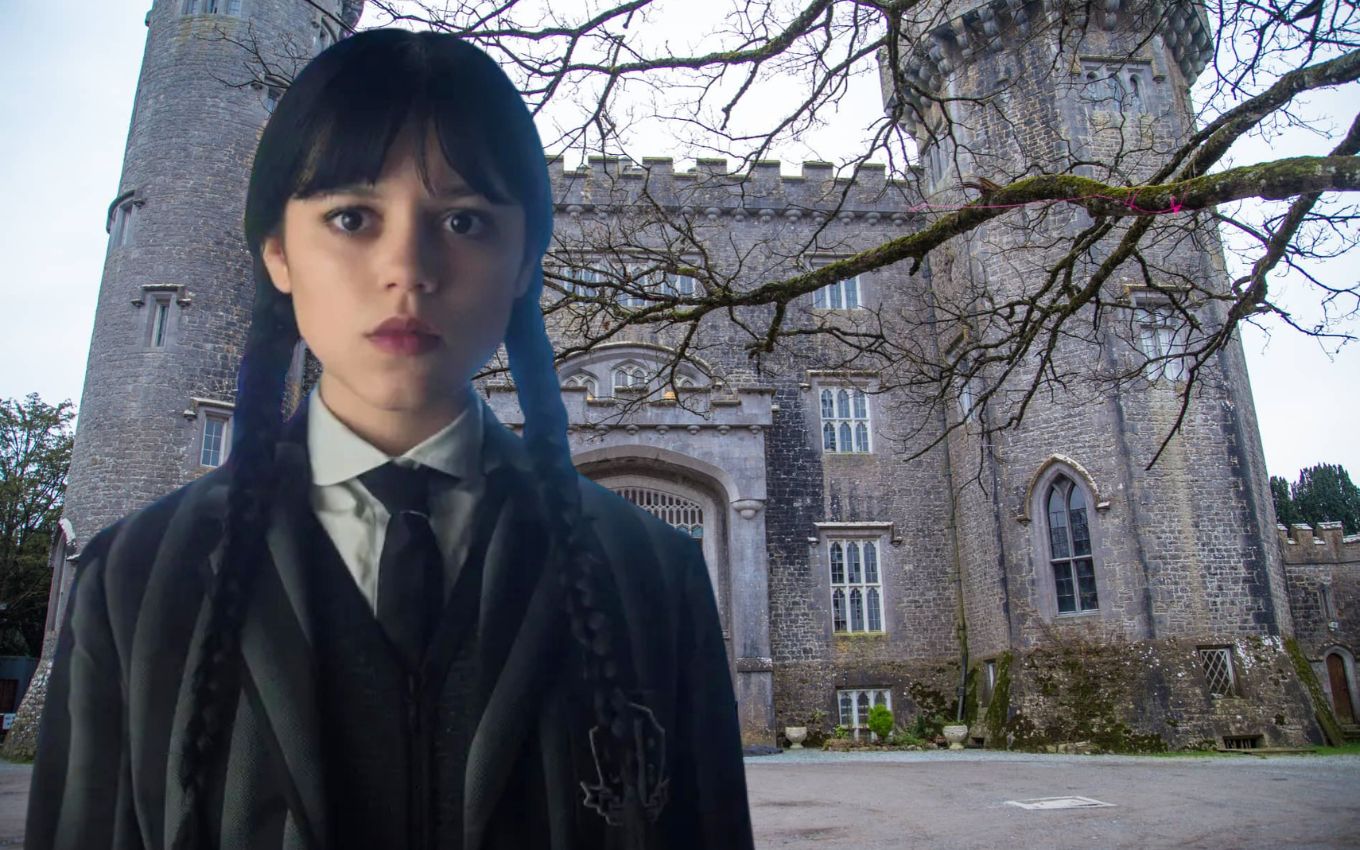Wandinha com o Charleville Castle ao fundo, local de gravação da 2ª temporada na Netflix