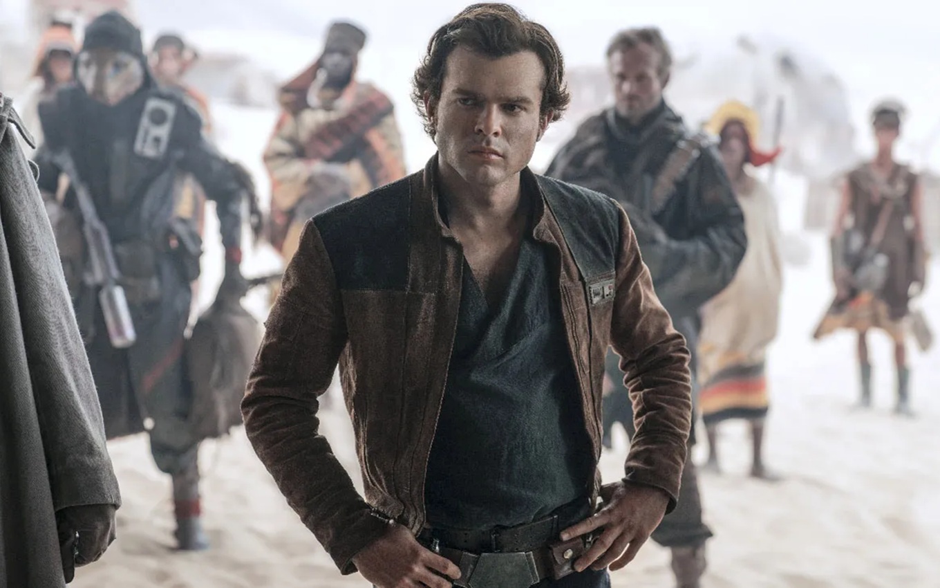 Alden Ehrenreich em cena de Han Solo: Uma História Star Wars