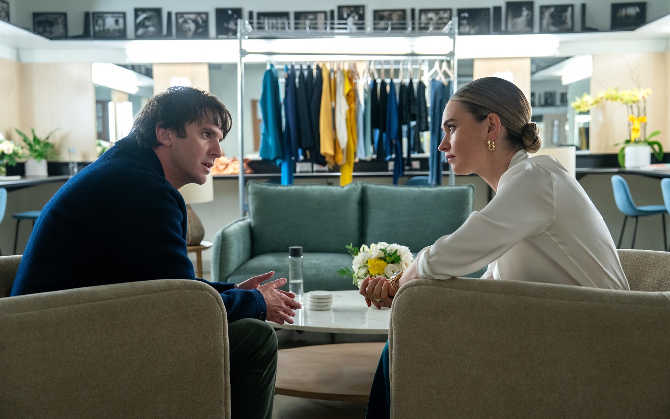 Lily James em cena de Deu Match: A Rainha De Apps De Namoro, do Disney+