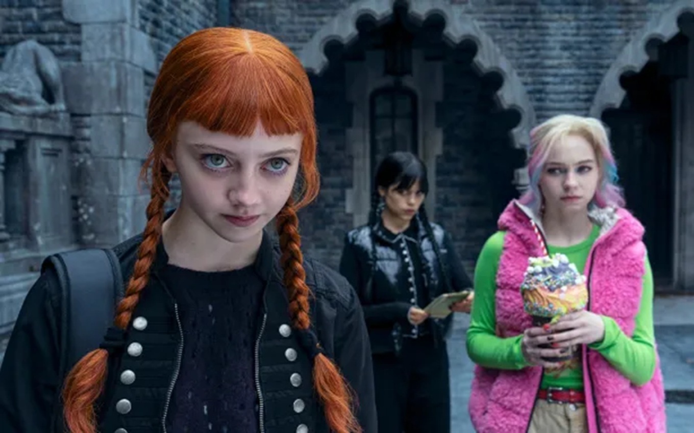 Evie Templeton, Jenna Ortega e Emma Myers em Wandinha
