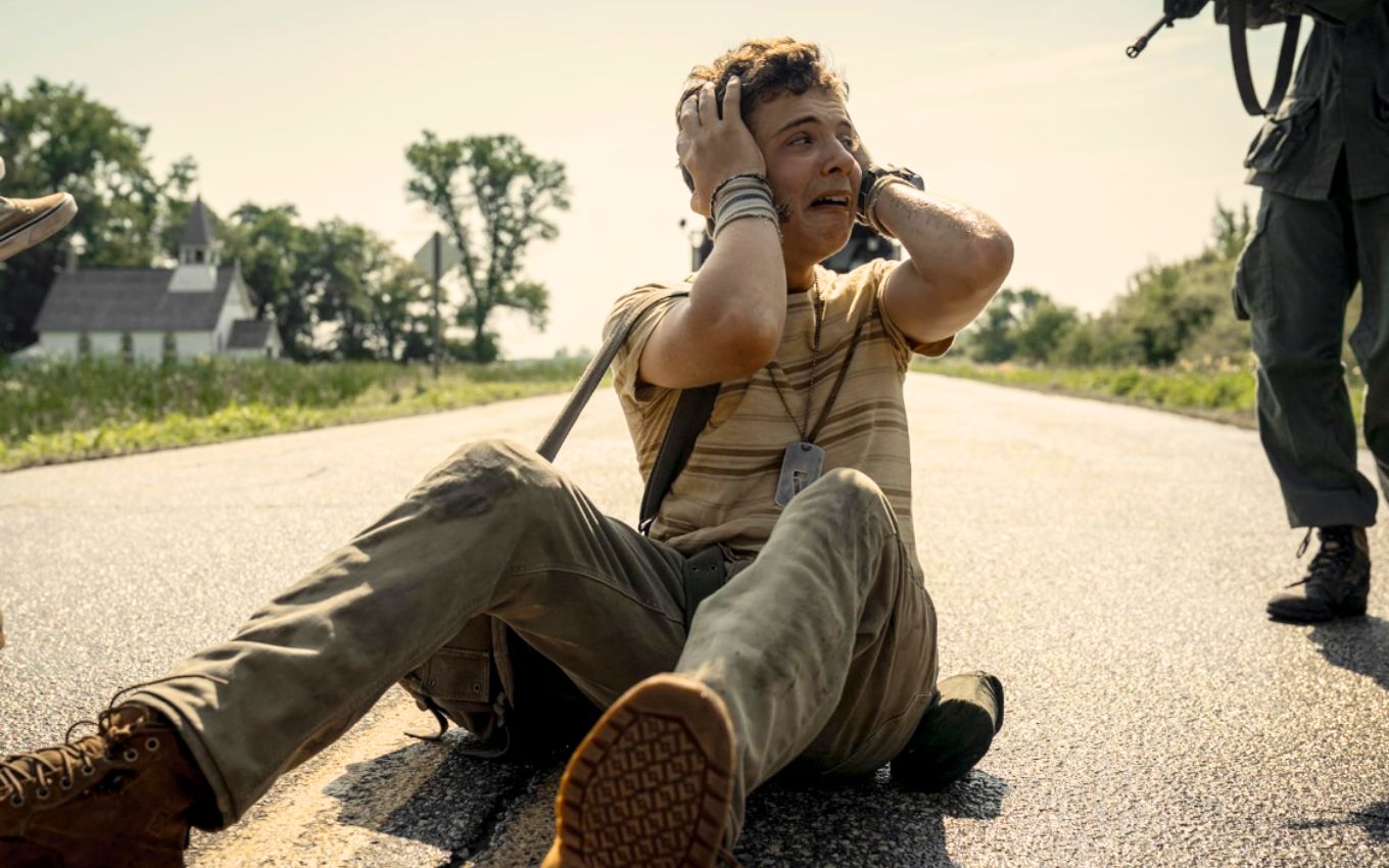 Roman Griffin Davis em A Longa Marcha - Caminhe ou Morra, filme com adaptação da obra de Stephen em cartaz nos cinemas