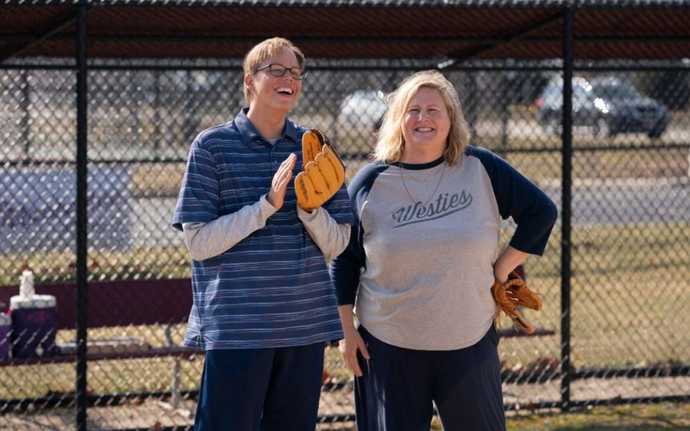 Joel (Jeff Hiller) e Sam (Bridget Everett) na série da HBO Max Alguém em Algum Lugar