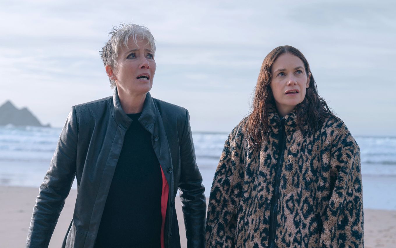 Emma Thompson e Ruth Wilson na série Mistério em Cemetery Road, que está na lista de lançamentos Apple TV+ de outubro