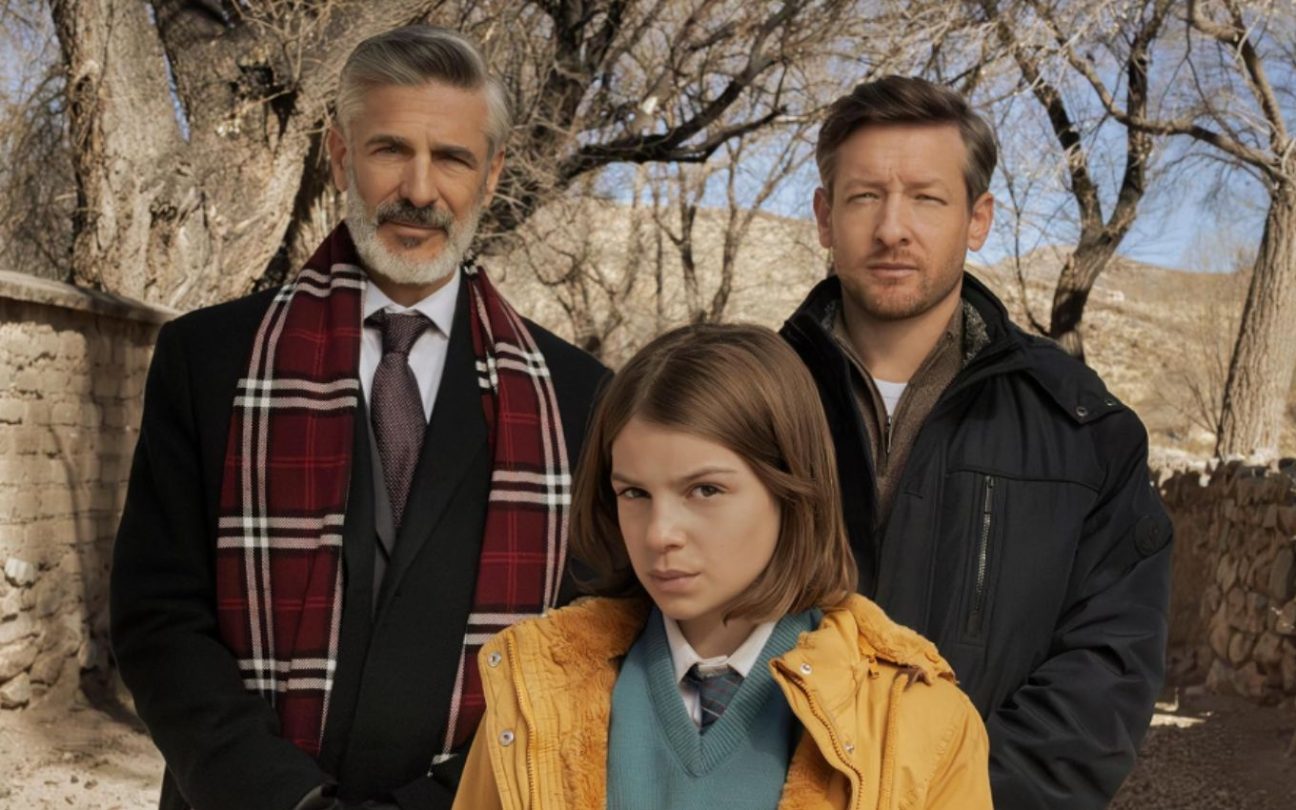 Leonardo Sbaraglia, Gustavo Bassani e Francesca Varela em As Maldições, na Netflix