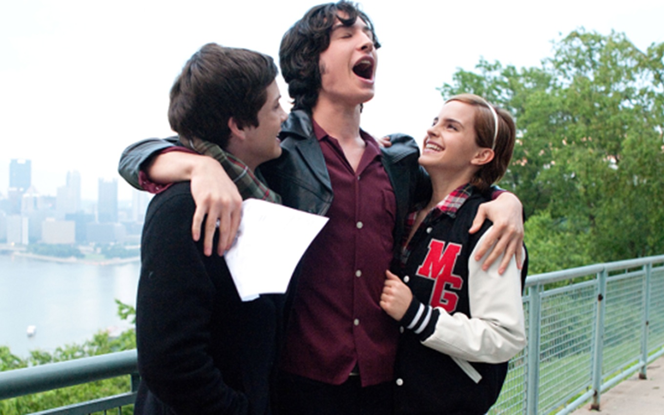 Logan Lerman, Ezra Miller e Emma Watson em As Vantagens de Ser Invisível, clássico teen da última década