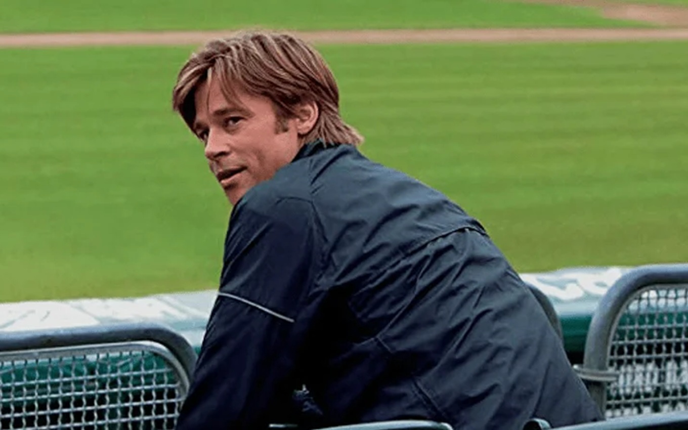 Brad Pitt em cena de Moneyball