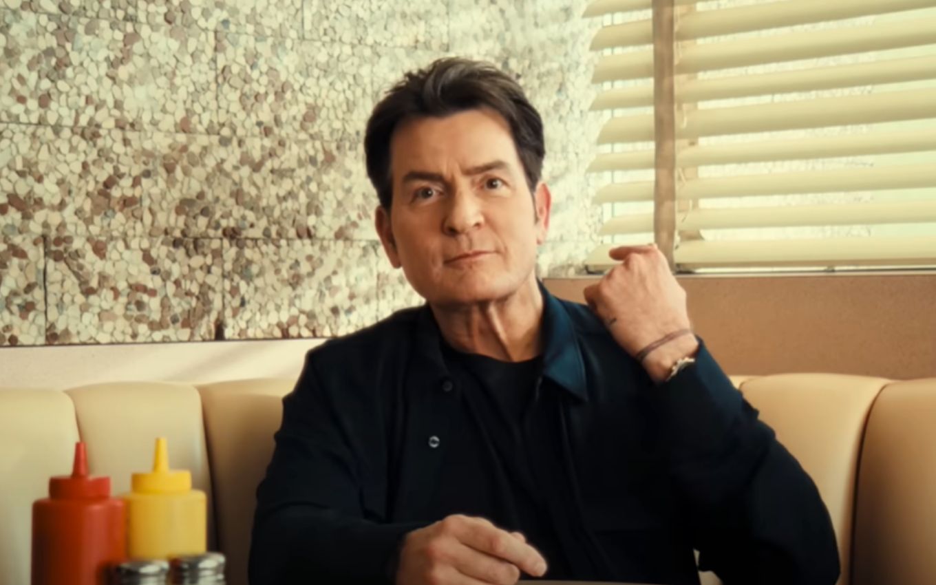 aka Charlie Sheen é um documentário Netflix que mostra a vida do polêmico ator que construiu fortuna em Dois Homens e Meio