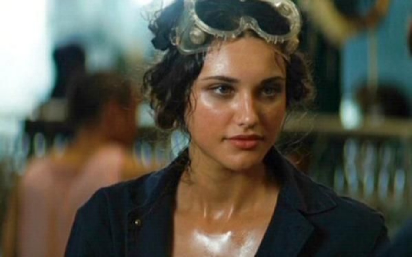 Débora Nascimento em cena de O Incrível Hulk