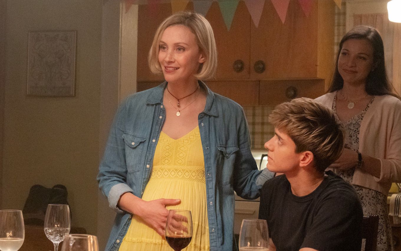 Laura (Sarah Gadon) e Alex Dempsey (Mae Martin) em cena da parte final de Desobedientes