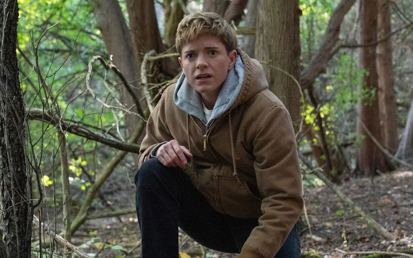 Mae Martin como Alex Dempsey, na série Desobedientes